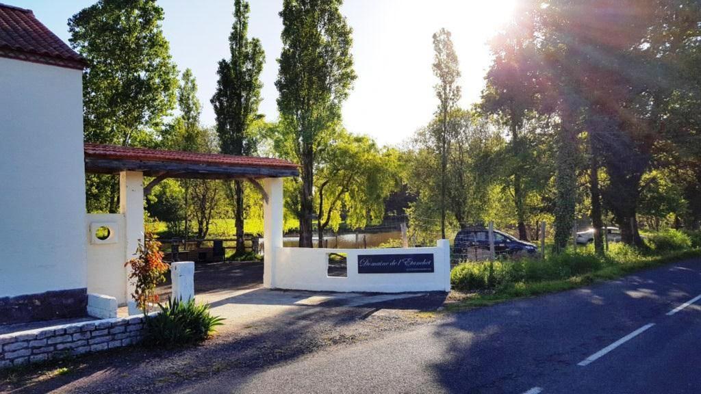 Hôtel Domaine de l'Etanchet à Saint-Hilaire-le-Vouhis Extérieur photo